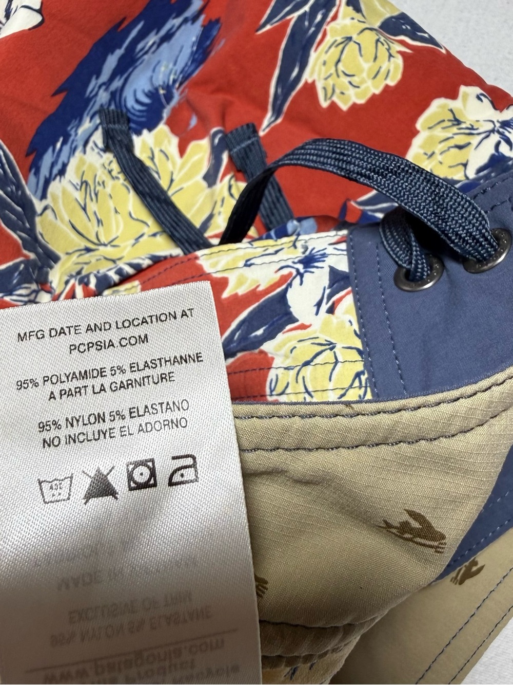 Patagonia Men’s Red Floral Boardshorts with Navy Trim - Picture 9 of 10